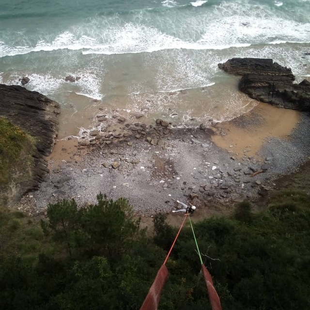Bungee jumping on the Atxaspi Bridge (40 meters)