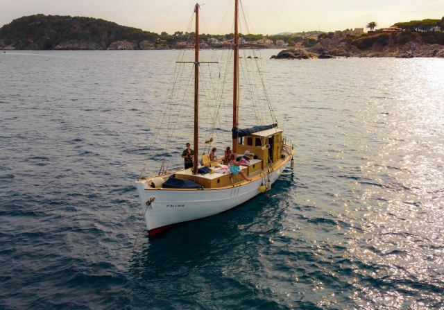 Boat trip + shrimp tasting + wine, Port Palamós, 3h