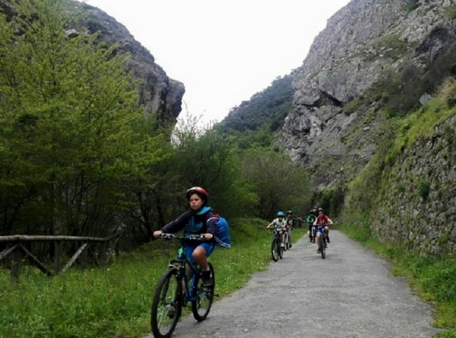 Senda del Oso bike descent in Asturias for children