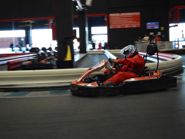 Taking the best curve with the kart 