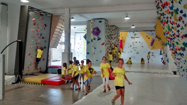 Climbing wall games for children Mataró 5 to 14 years old