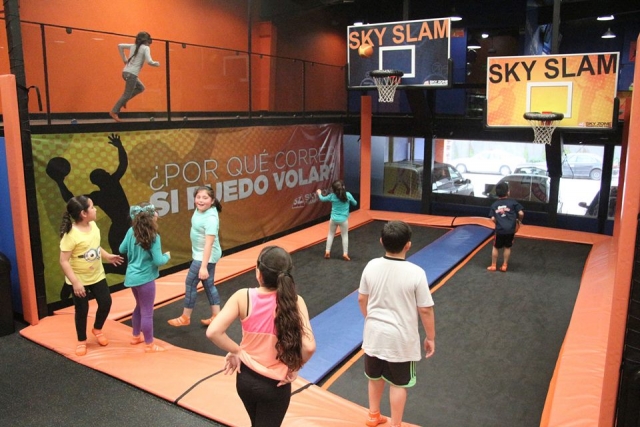 Afternoon of jumping on trampolines, Metepec