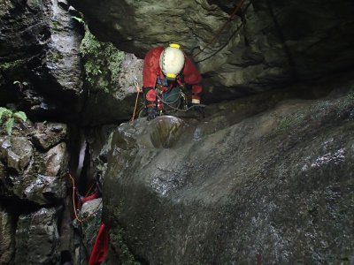 Experiencia de espeleología personalizada en la cueva Devon 1