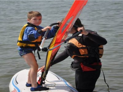 Cours de planche à voile pour enfants dans le Dorset