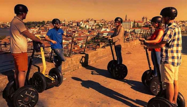 Tour (2h) on a sunset segway in Porto