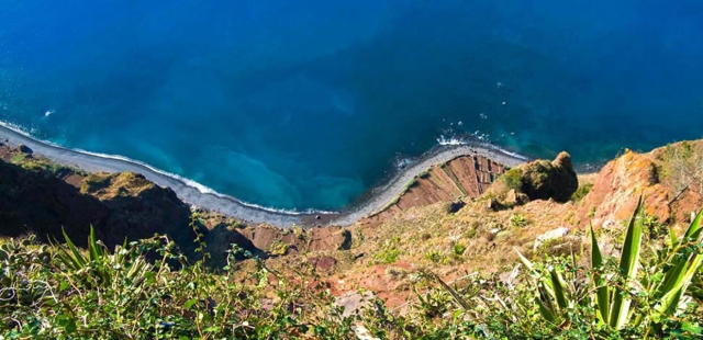 Guided bus tour (8h) for adults around western Madeira