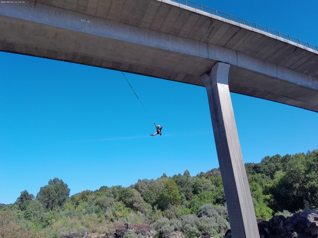 Pendulum bungee jumping Arbo-Melgaço Bridge, 30 meters