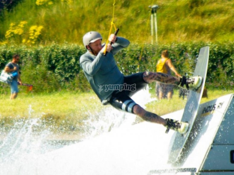 Beginner Wakeboard Course (4 Lessons) Hove Lagoon from £135 Yumping.co.uk