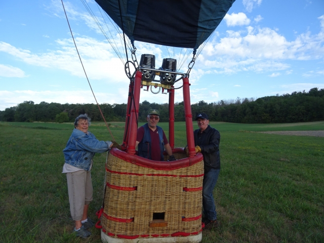  Souvenir photo before going aboard the basket 